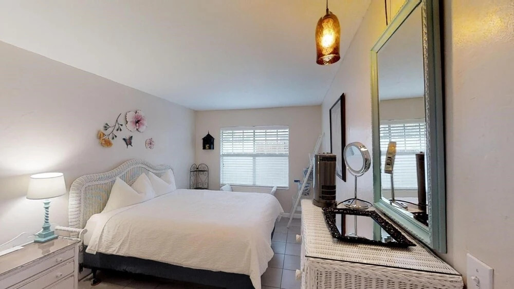 Secluded 2 Bedroom 1 Bath Cottage Home