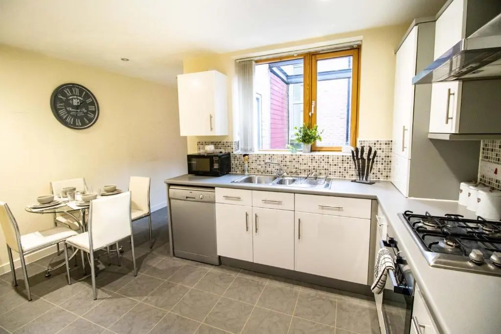 Large Modern Contractor House with Balcony & Private Parking - CMK by Comfy Workers