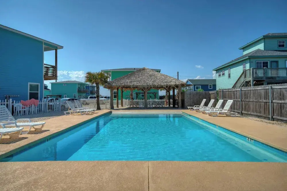 Backyard Tiki Bar, Walk to the Beach, Pool Cabana Cheeky Tiki by Avantstay