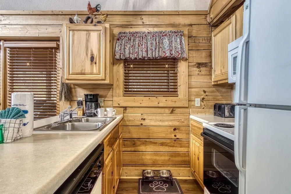 ER239 - Sleepy Bear Great Location - Close To Town! 2 Bedroom Cabin by RedAwning
