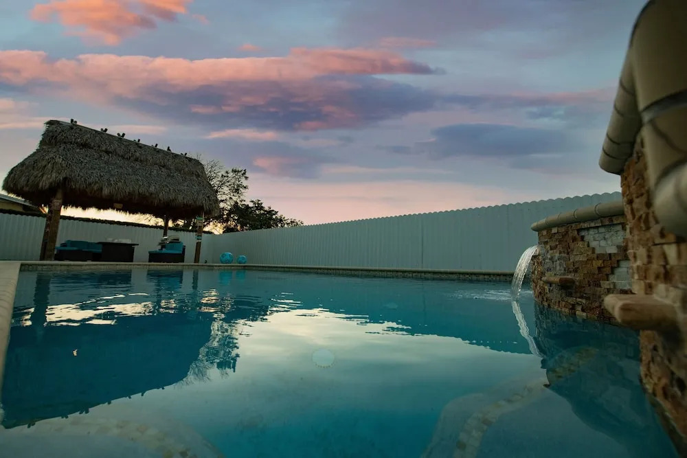 Maggie Home In Kendall - Pool And Tiki Bar