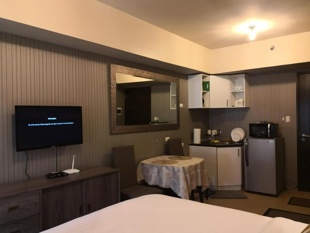 Centrio Tower Beside Ayala Studio Unit with Balcony 23