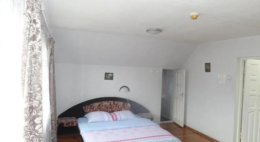 Sia Rebir D, Hotel Rebir