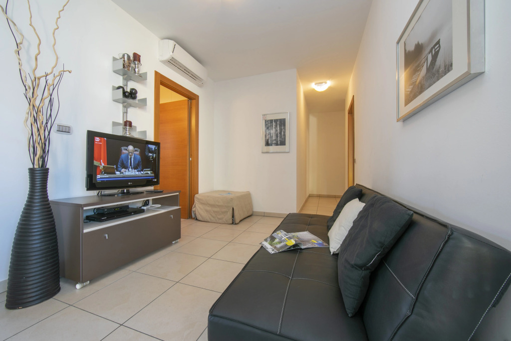 Vista di Maccagno Fantastico: View, Pool & Balcony - Happy Rentals