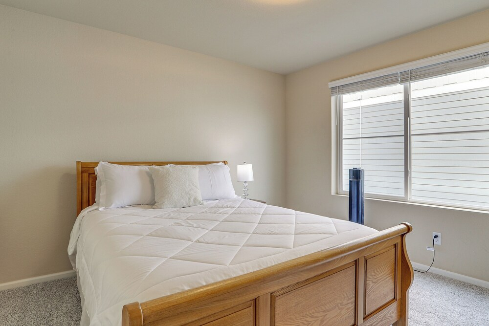 17 Mi to Downtown Denver: Modern Aurora Home!