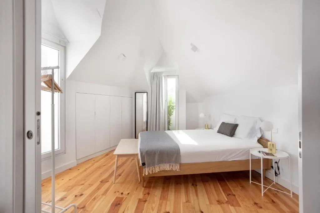 Spacious 6Bedroom House w/ Sunny Terrace in Lisbon