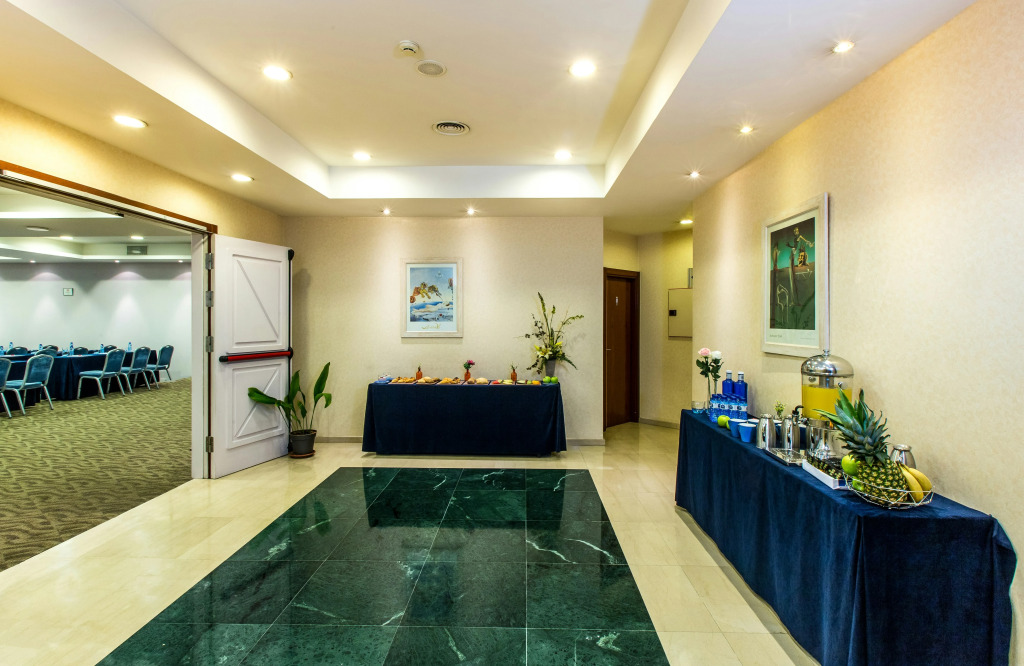 Отель Leonardo Hotel Barcelona Gran Via