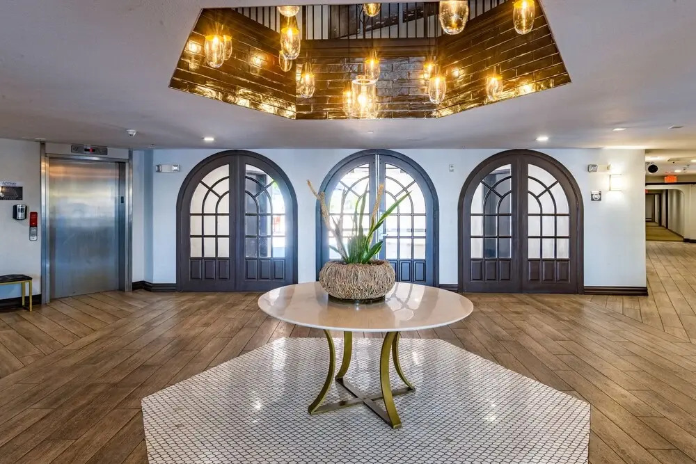 King Beds Apt by SeaWorld. Pool, Hot Tub, Gym