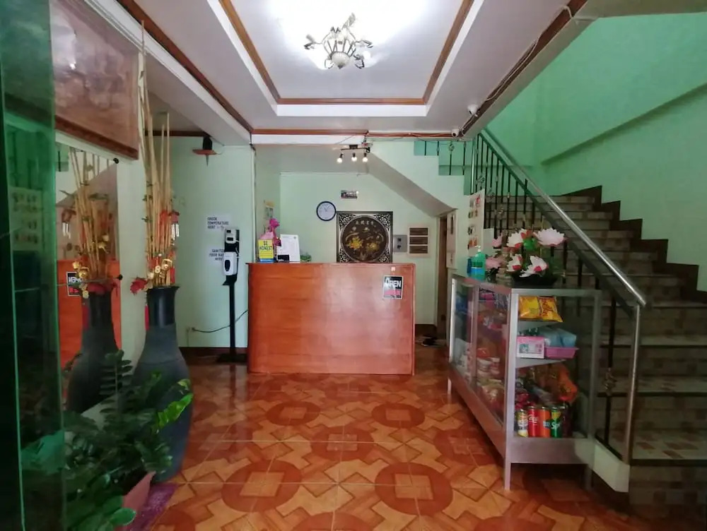 OYO 879  Lauriens Budget Hotel 2