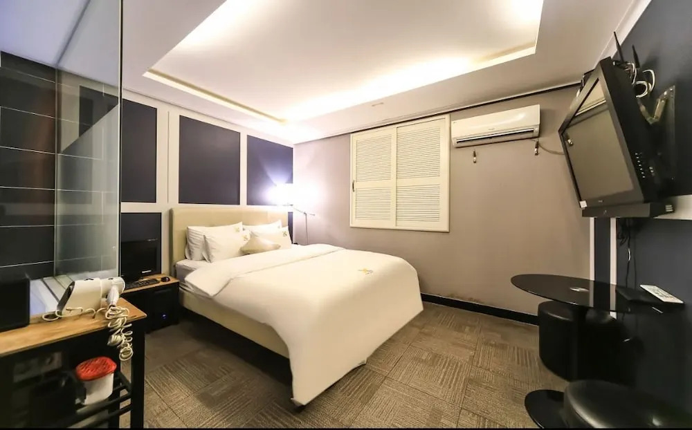 September Hotel