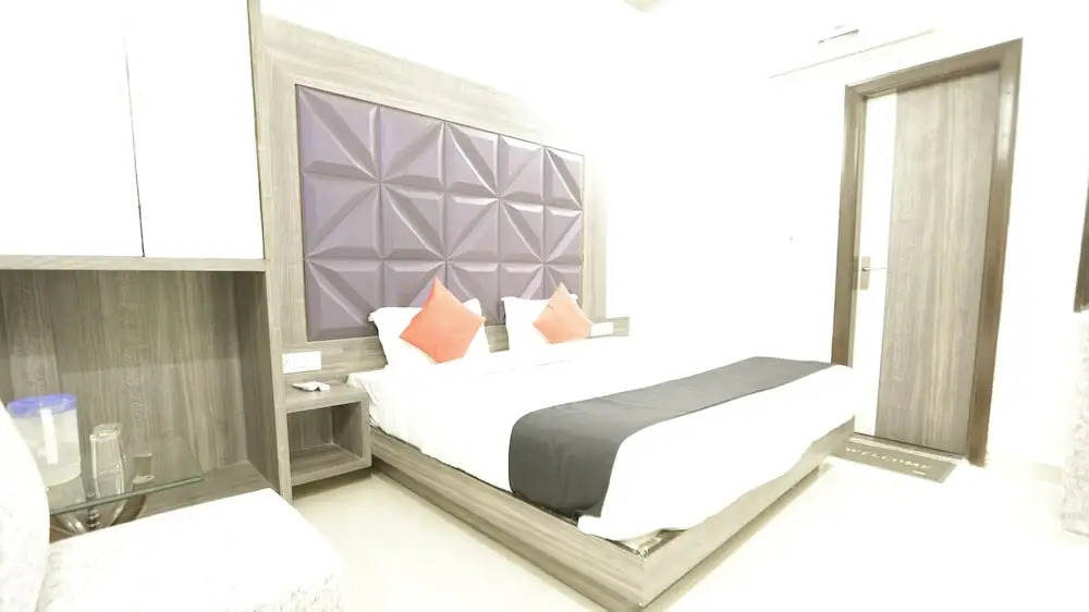 OYO 77326 Hotel Royal View