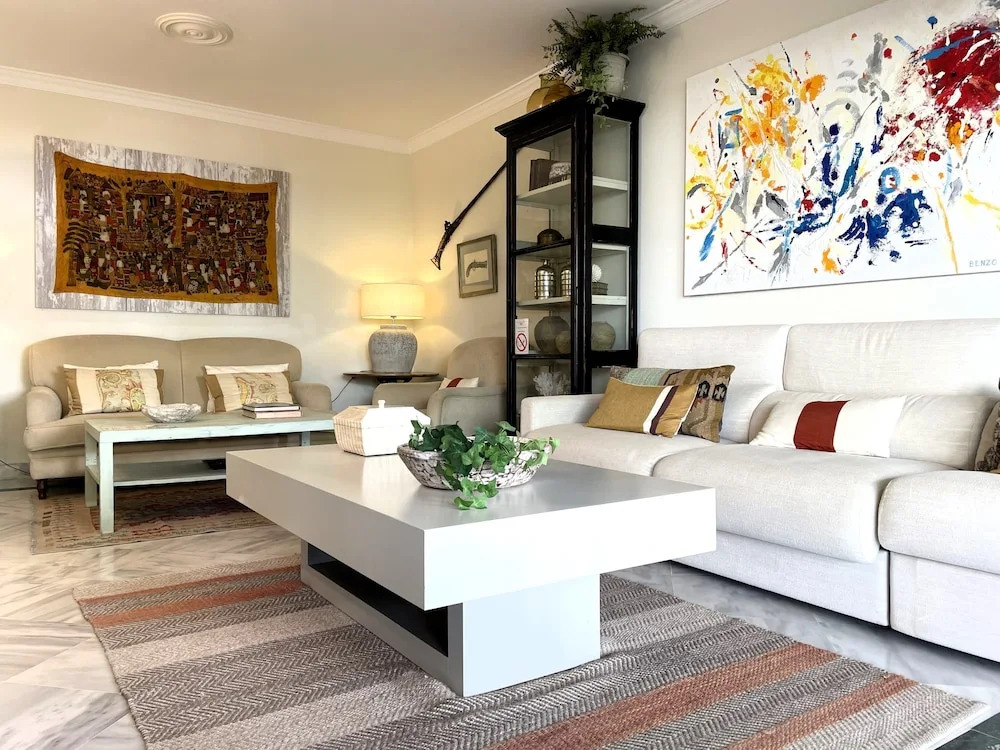 Modern 2-bedroom Apartment With Private Underground Parking Lift Access