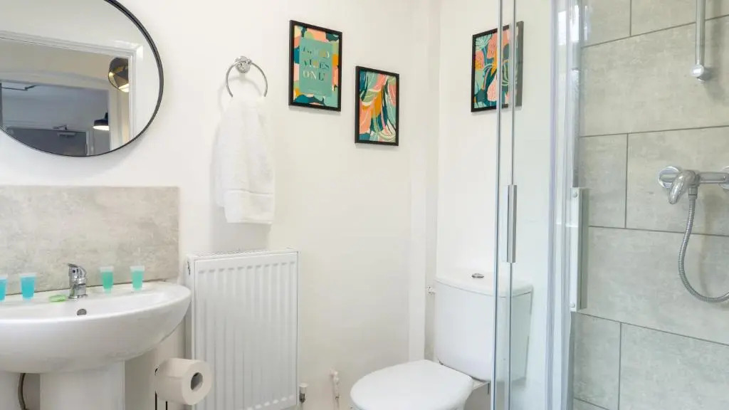 Air Host and Stay - Heyes House- Sleeps 7, free parking, mins from LFC