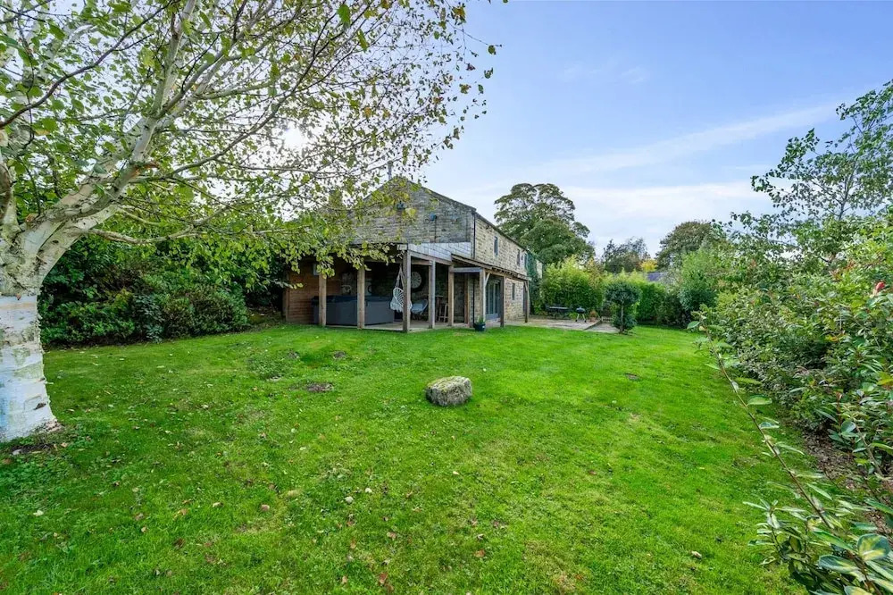 5-bed Retreat, Sleeps 12 in Harrogate With Hot Tub
