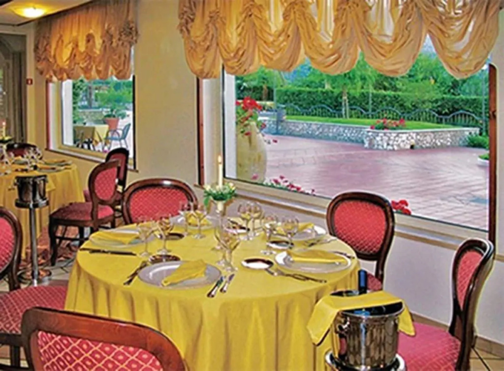 Yellow Park Hotel