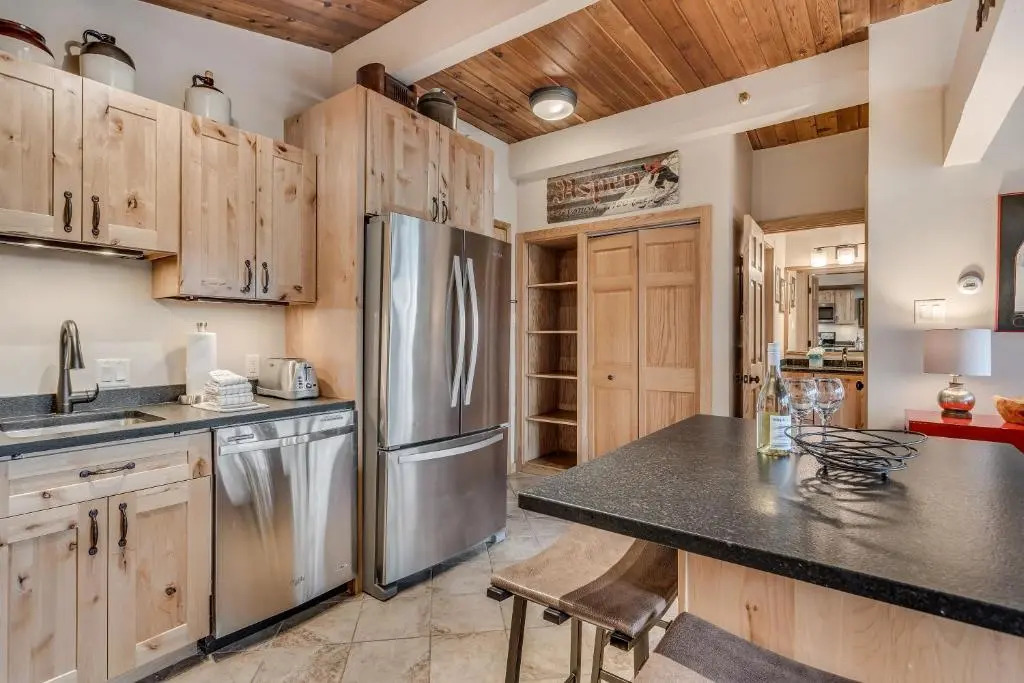 Laurelwood Condominiums Studio Premier Unit 309