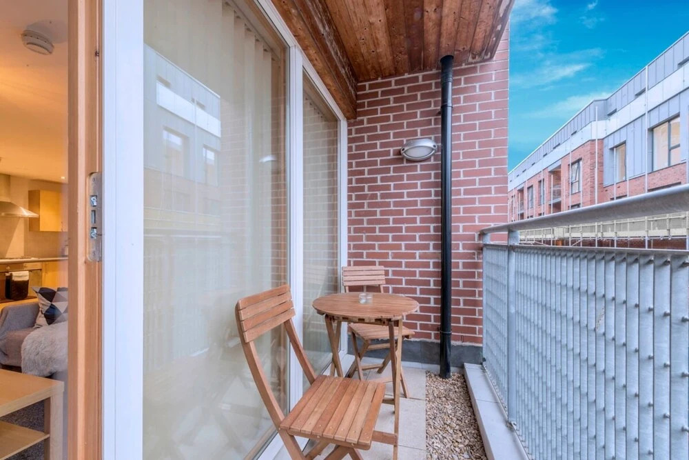 Modern Apartment in City Centre With Balcony