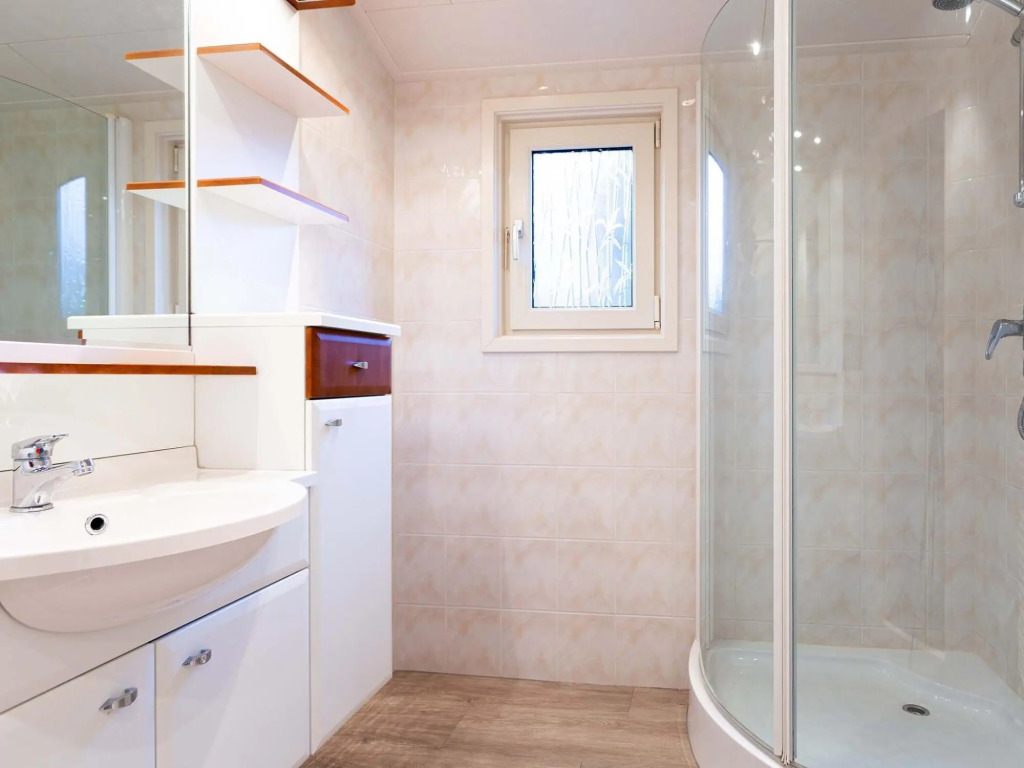 Well-kept chalet with microwave, in a holiday park in the middle of De Veluwe