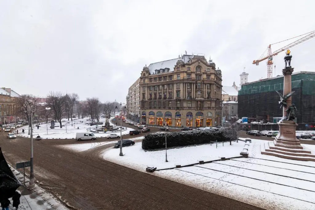 Romari площа Міцкевича