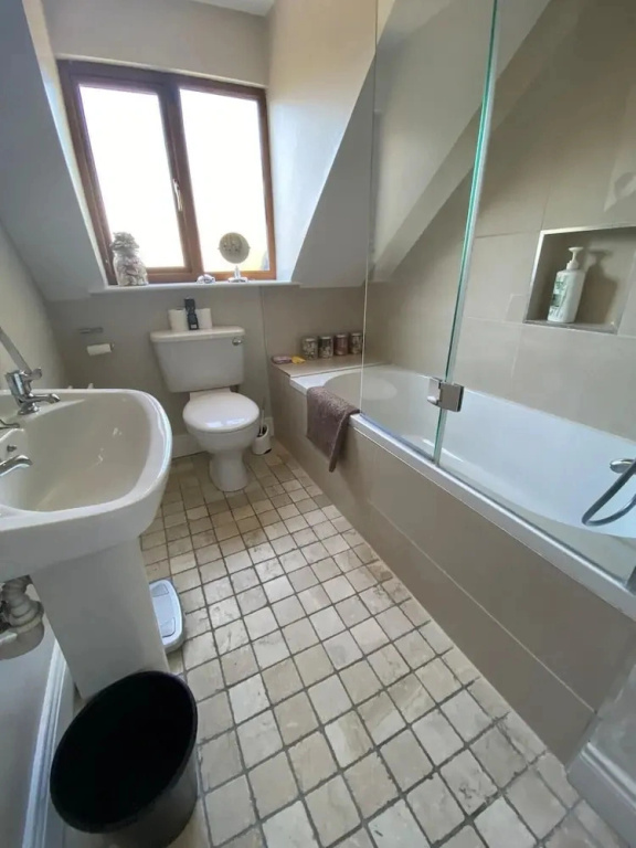 4 Bed House - Sleeps 8 - Pets - Parking - Wifi