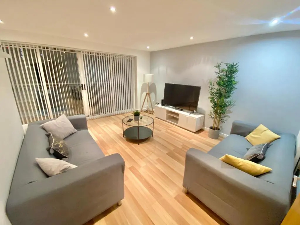 Large 5-Bed city centre townhouse with secure parking