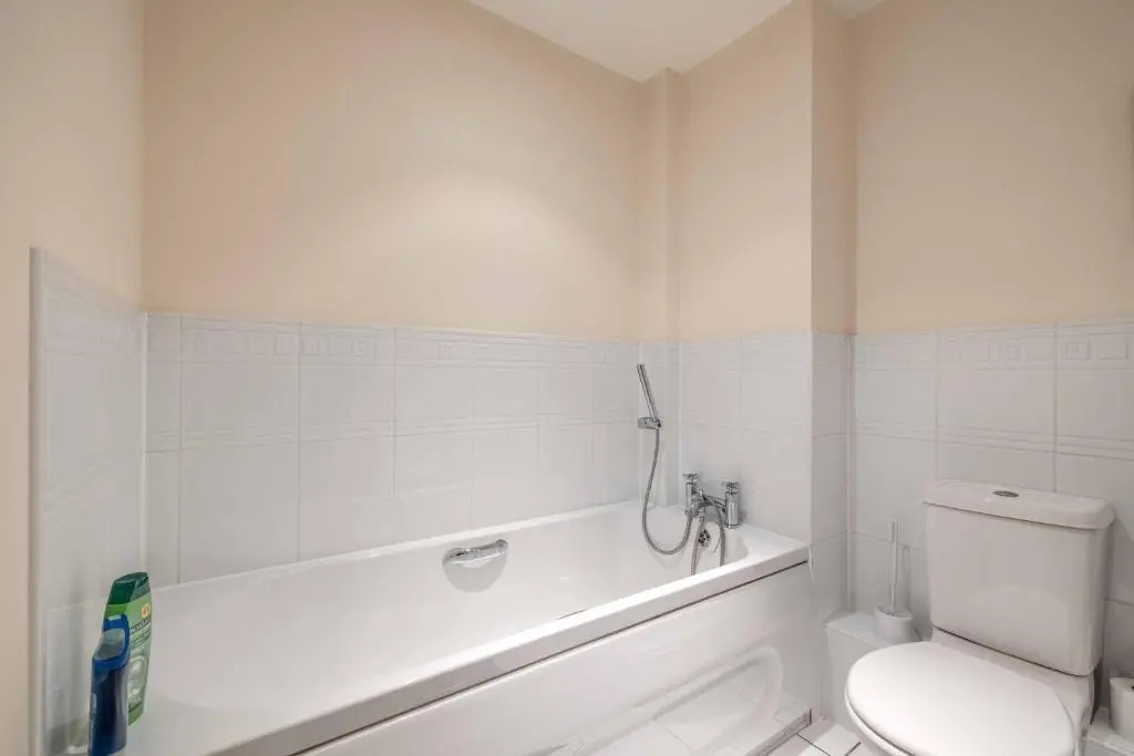 Cosy 2 Bed 2 Bath Central Windsor & Parking