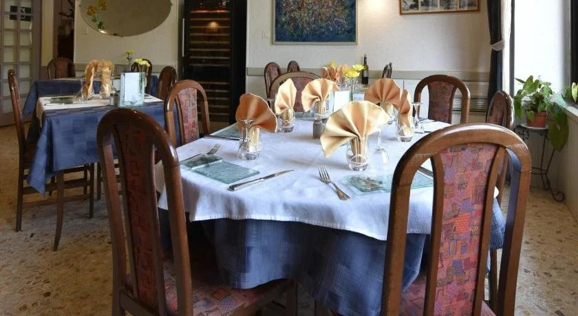 Hôtel et appartements les platanes