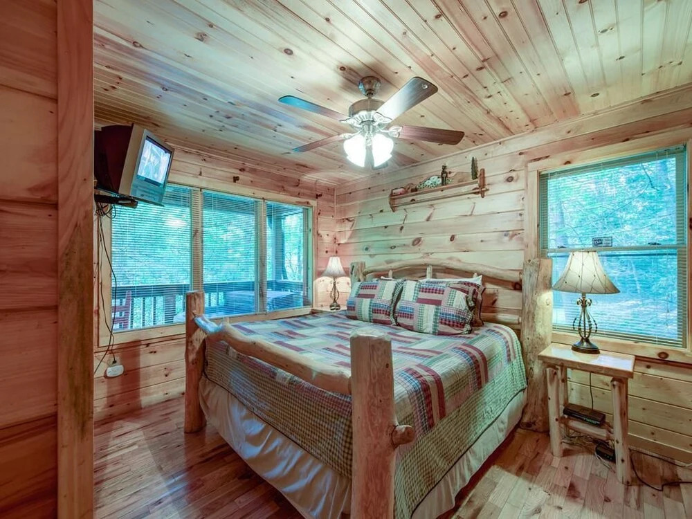 Simple Pleasures 1 Bedroom Home with Hot Tub
