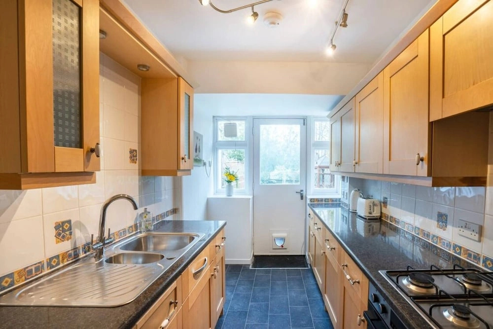 10-min to AB City Centre - Parking - Garden - Wifi