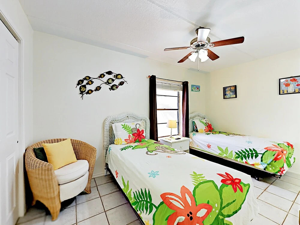 104 East Parade Condo Unit 17 - 2 Br condo by RedAwning