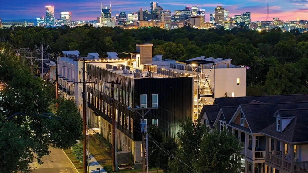 The Bloom House, Cosmic Cowgirl & Lischey Loft by Avantstay Sleeps 23, 3 Homes Bold Interiors Near Broadway