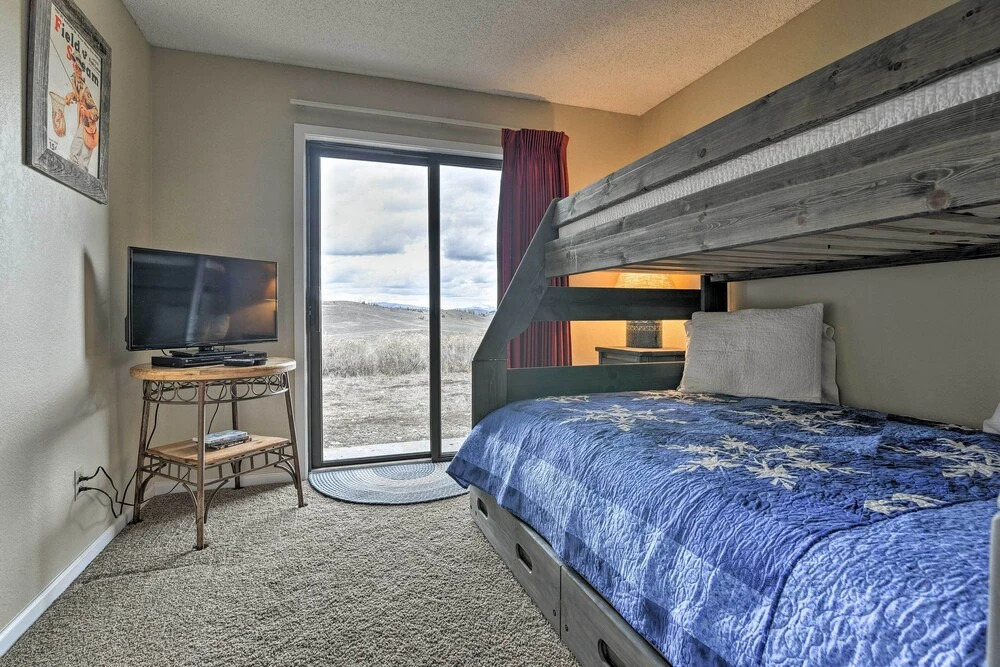 1 Mi to Granby Ranch: Cozy Condo w/ Fireplace
