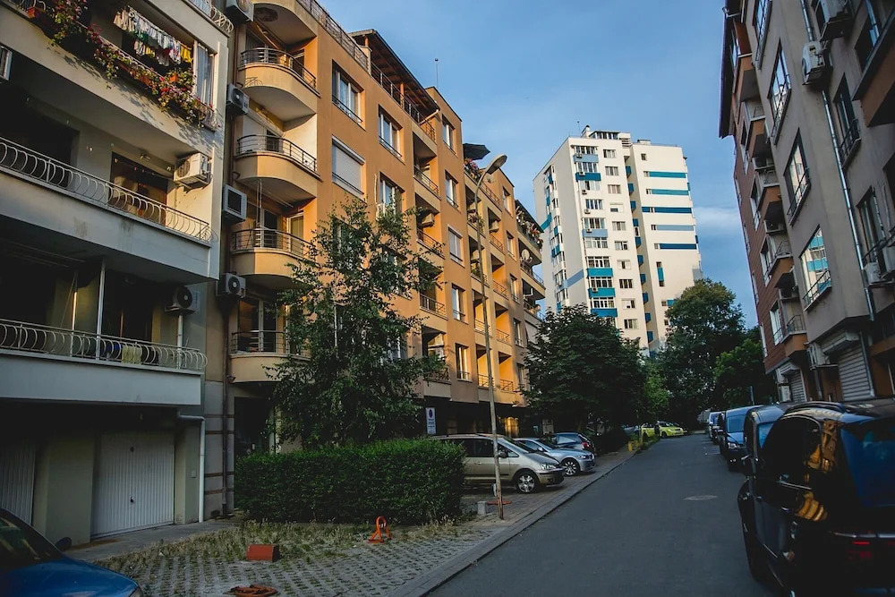 FM Deluxe 2-BDR Apartment with Parking
