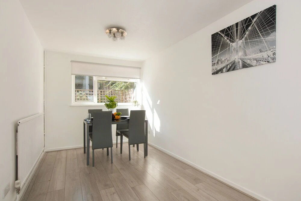 Entire 3 Bed House - Affordable Group Accommodation - Free Parking & Wifi