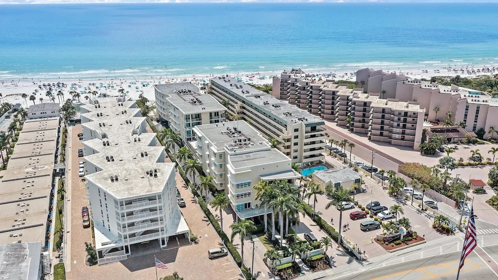 Crescent Siesta Key Charmer 3 Bedroom Condo by RedAwning