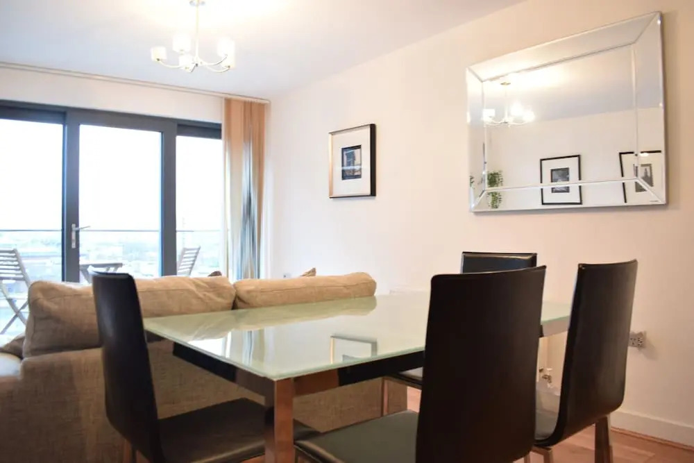 Idyllic 2 Bed Flat with Balcony in Canada Water