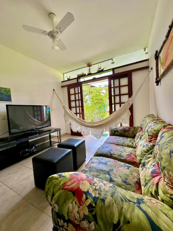 Casa ideal em condomínio fechado a 200m da Praia Maranduba, área de lazer completa