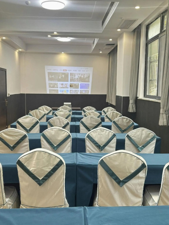 Lizhi Holiday Hotel