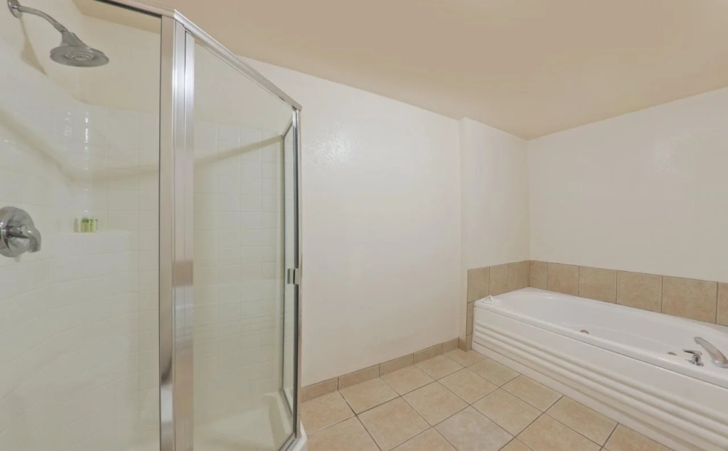 Holiday Inn Express Show Low by IHG