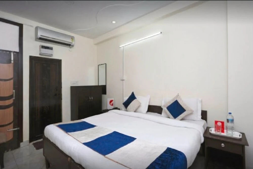 OYO 13280 Hotel Royal India