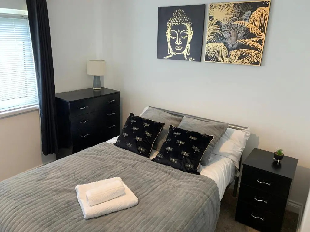 5 bedrooms, 2 Reception Rooms, 2 Shower Rooms, Sleeps up to 7, Parking, Free WiFi & Netflix, Large Garden