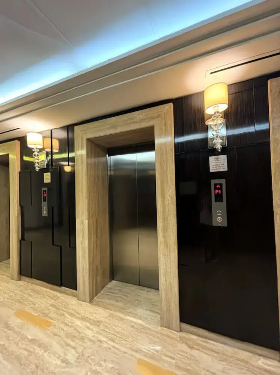 Stunning Studio Dubai with Infinity Pool and Canal View