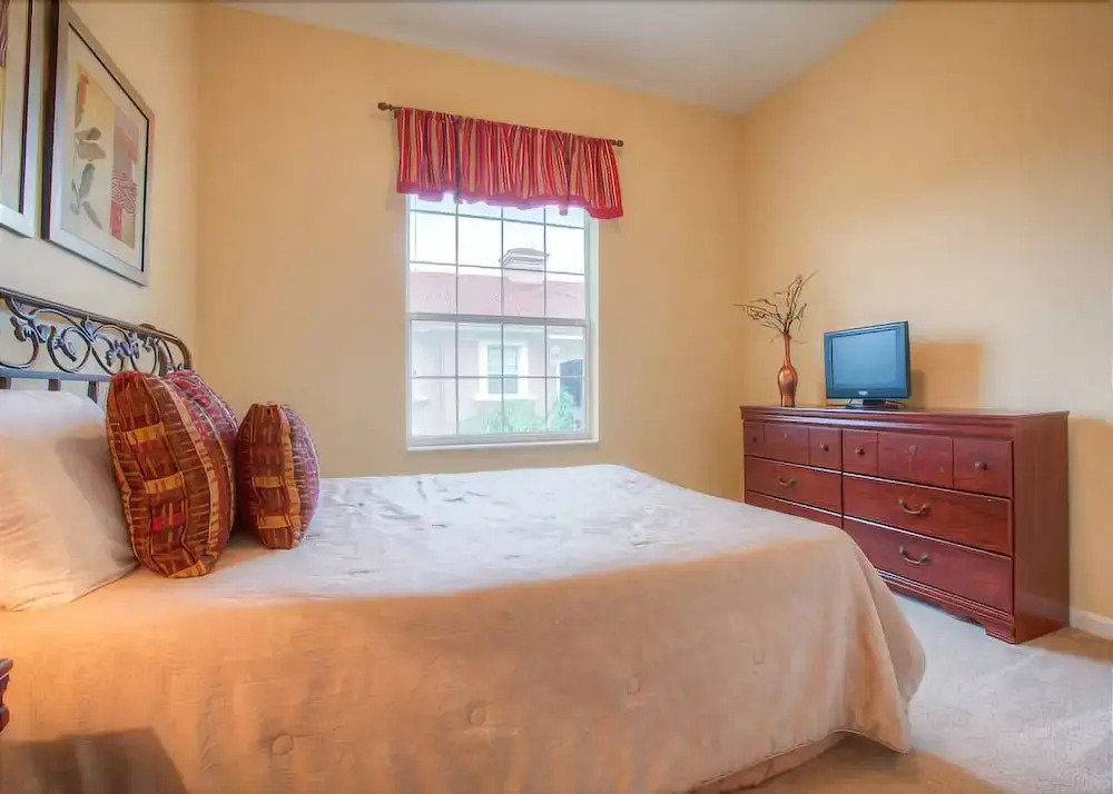 Top-Floor Luxurious LAKEVIEW Condo