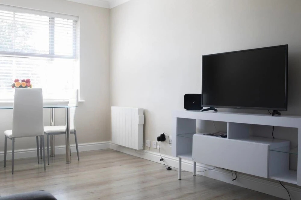 Bright 1 Bedroom Home in West London W/parking!