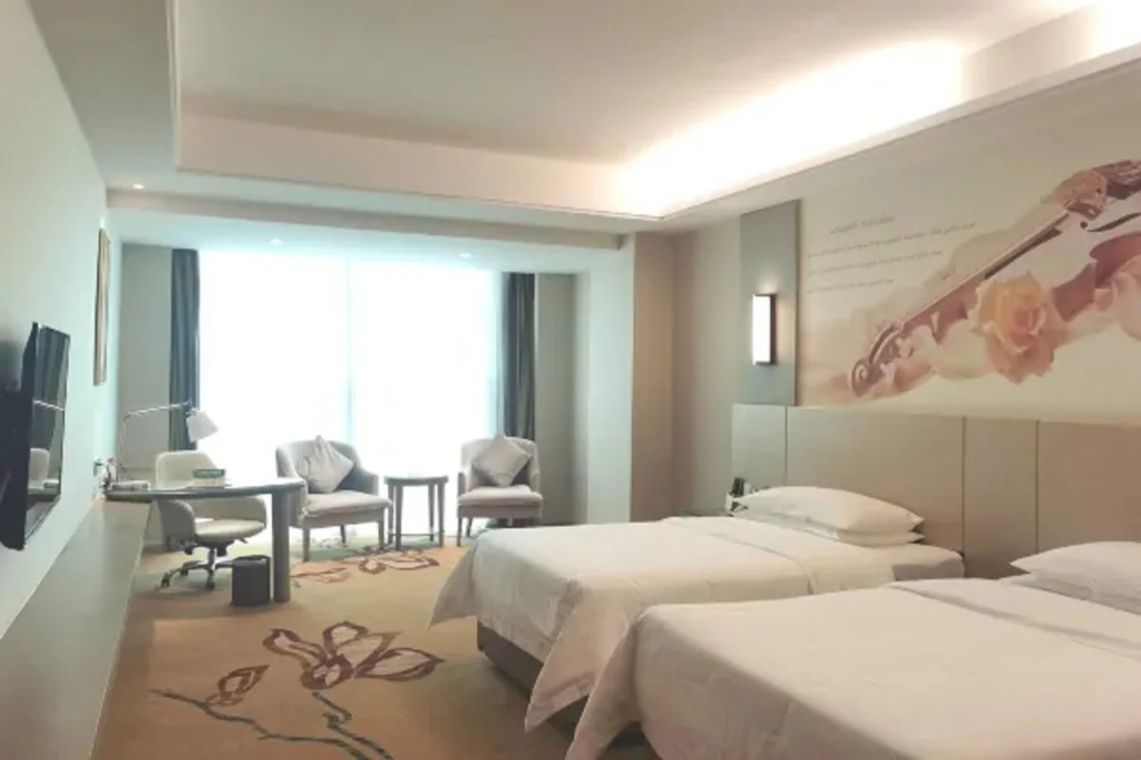 Vienna International Hotel (Haikou Old Town High-speed Railway Station)