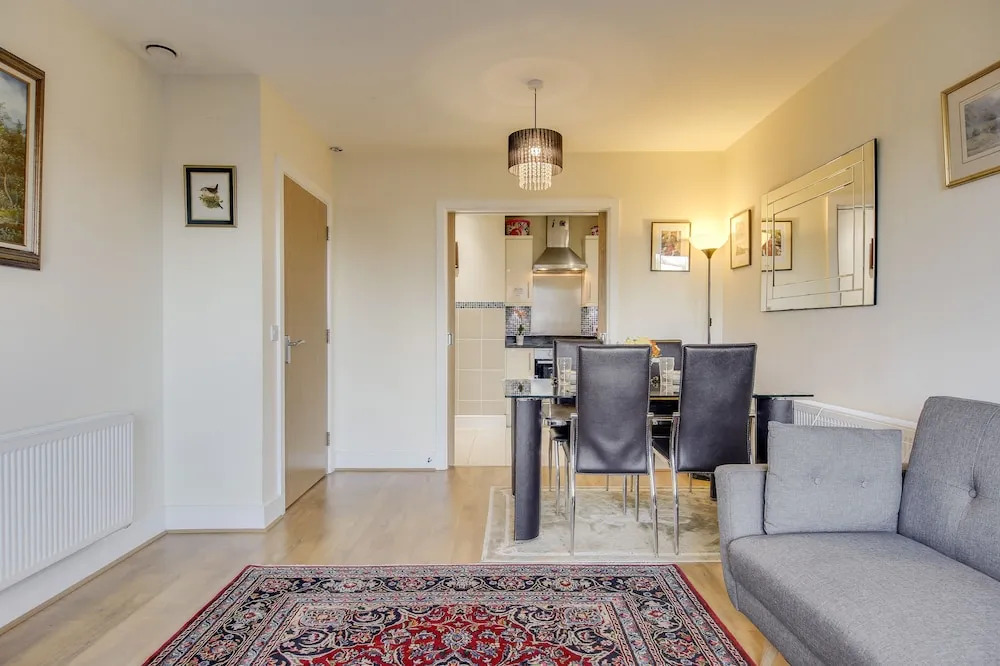 Modern Glenthorne Road Apartment