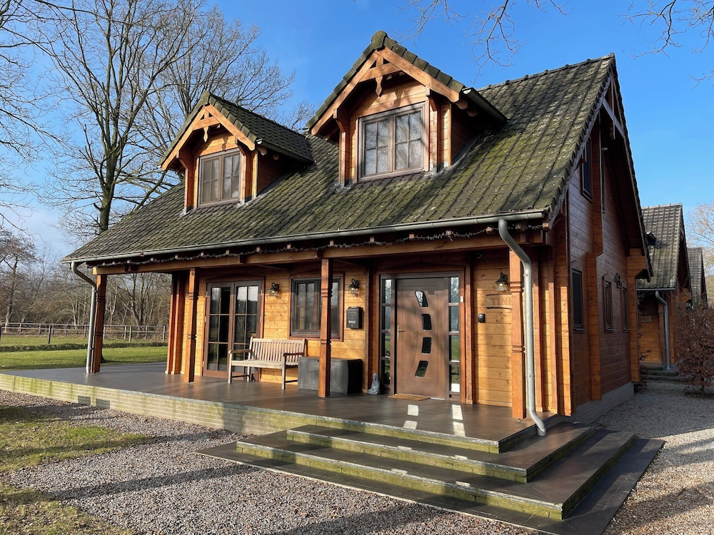 Villa with Sauna & Tub