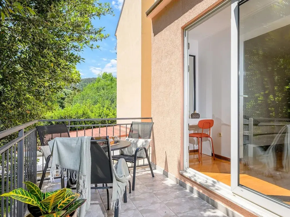 Yellow house with private parking by Adex travel