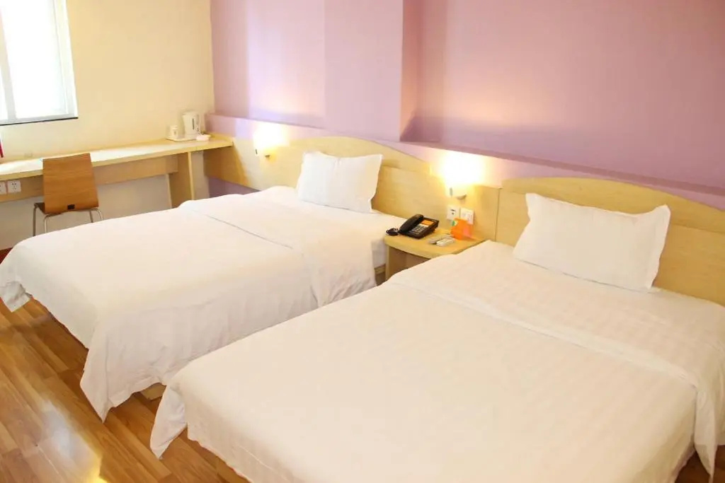7 Days Inn (Guiyang North Railway Station North Ruijin Road)