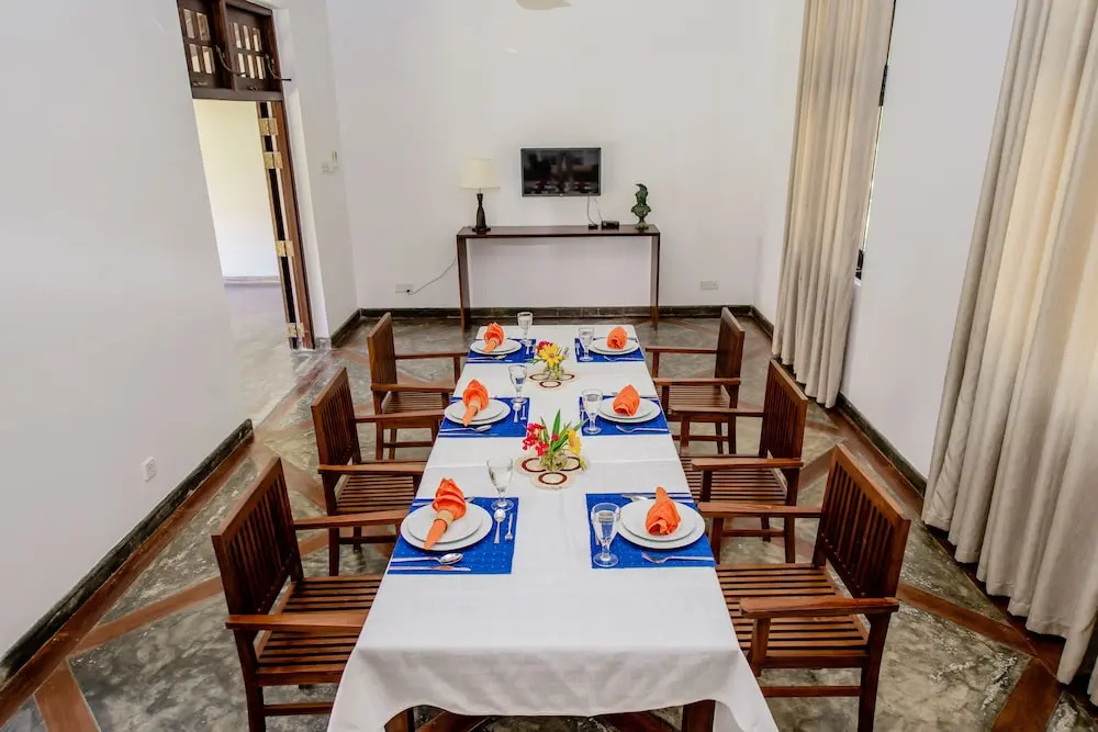Ardeen Villa - superb 3 bedroom beachfront BB for 6, in Ranna- Tangalle- pick up, serviced, taxes included